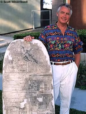 Tom Morey mit seinem ersten Bodyboard